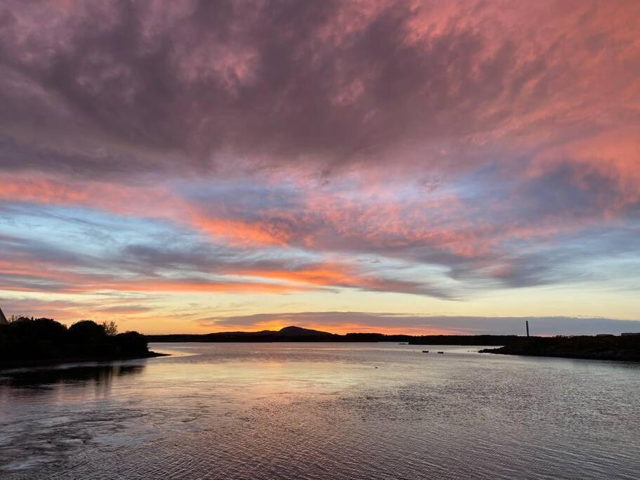 Entire Guest Suite In Four Mile Bridge, Rhoscolyn فالي المظهر الخارجي الصورة